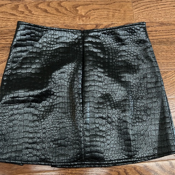 Motel black snake skin skirt - Picture 3 of 3